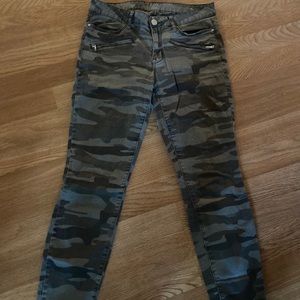 A.n.a Camo jeans with zipper detailing size 8